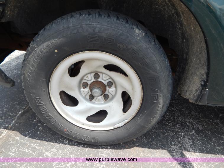 image for item G3302 2002 Ford F150 XL SuperCab pickup truck