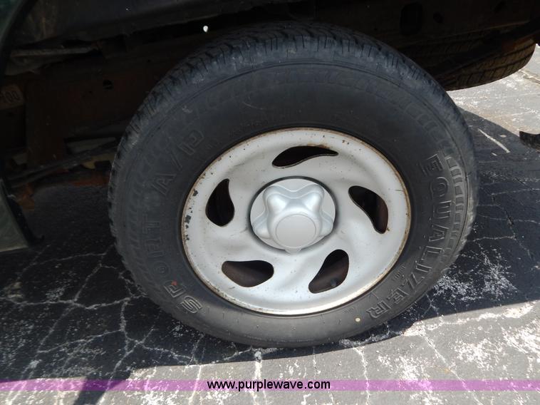 image for item G3302 2002 Ford F150 XL SuperCab pickup truck