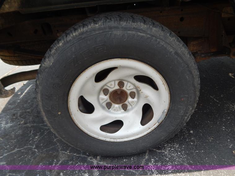 image for item G3302 2002 Ford F150 XL SuperCab pickup truck