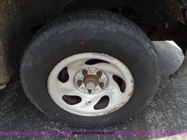 image for item G3302 2002 Ford F150 XL SuperCab pickup truck