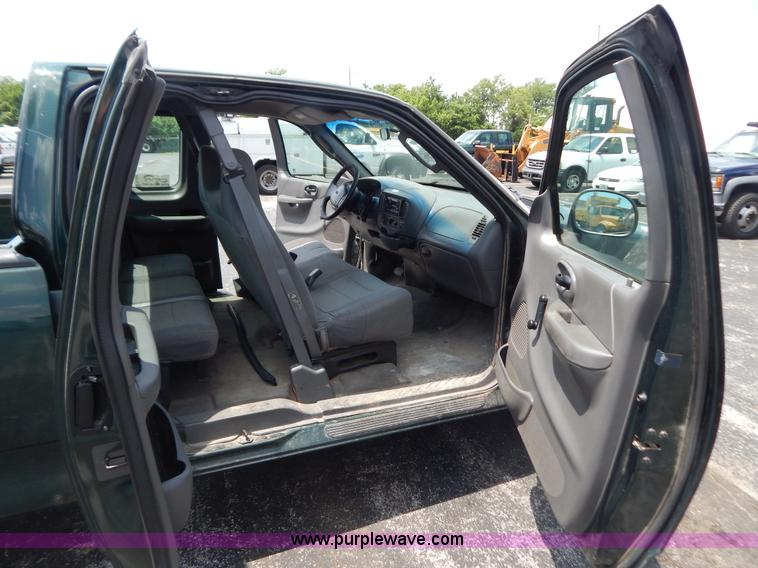 image for item G3302 2002 Ford F150 XL SuperCab pickup truck