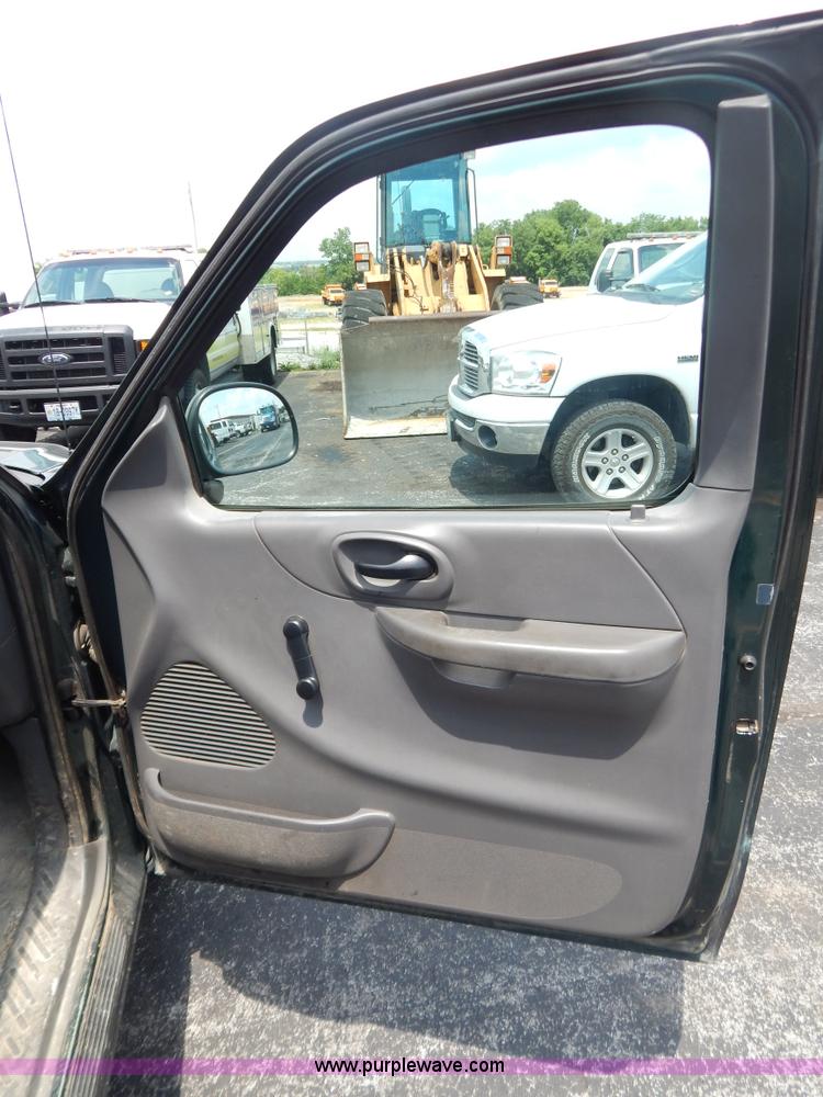 image for item G3302 2002 Ford F150 XL SuperCab pickup truck