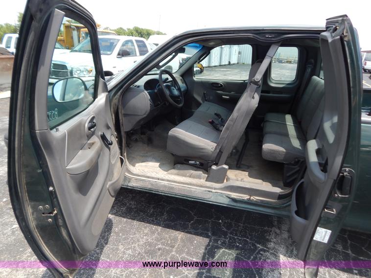 image for item G3302 2002 Ford F150 XL SuperCab pickup truck