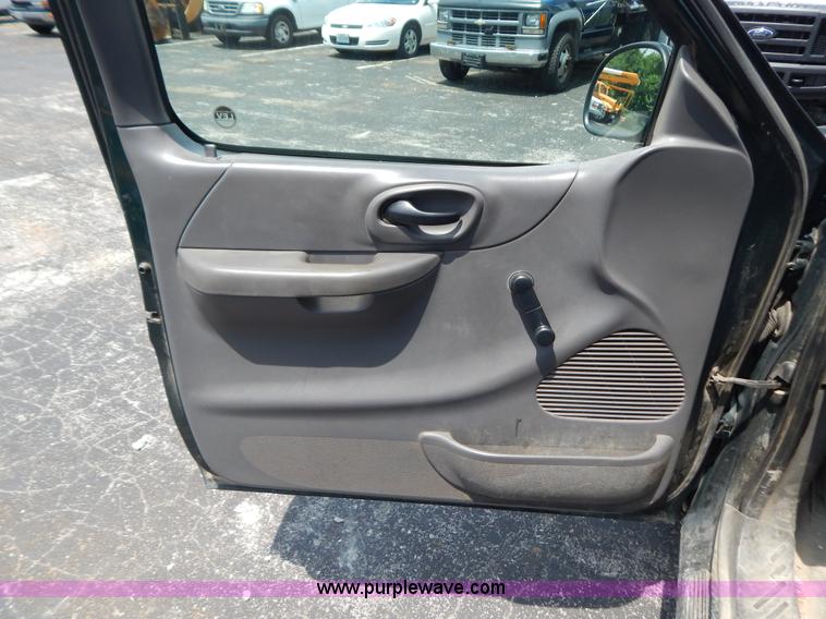 image for item G3302 2002 Ford F150 XL SuperCab pickup truck