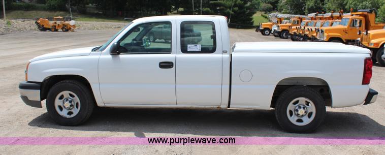 image for item G5311 2003 Chevrolet Silverado 1500 Extended Cab pickup truck