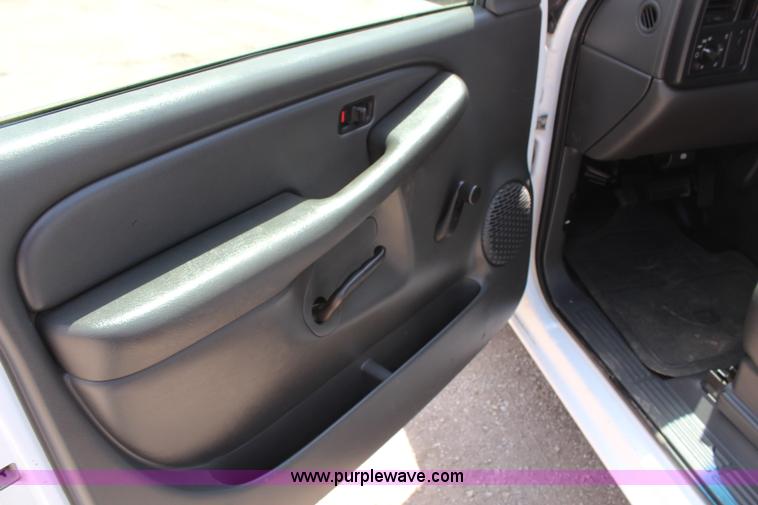 image for item G5311 2003 Chevrolet Silverado 1500 Extended Cab pickup truck