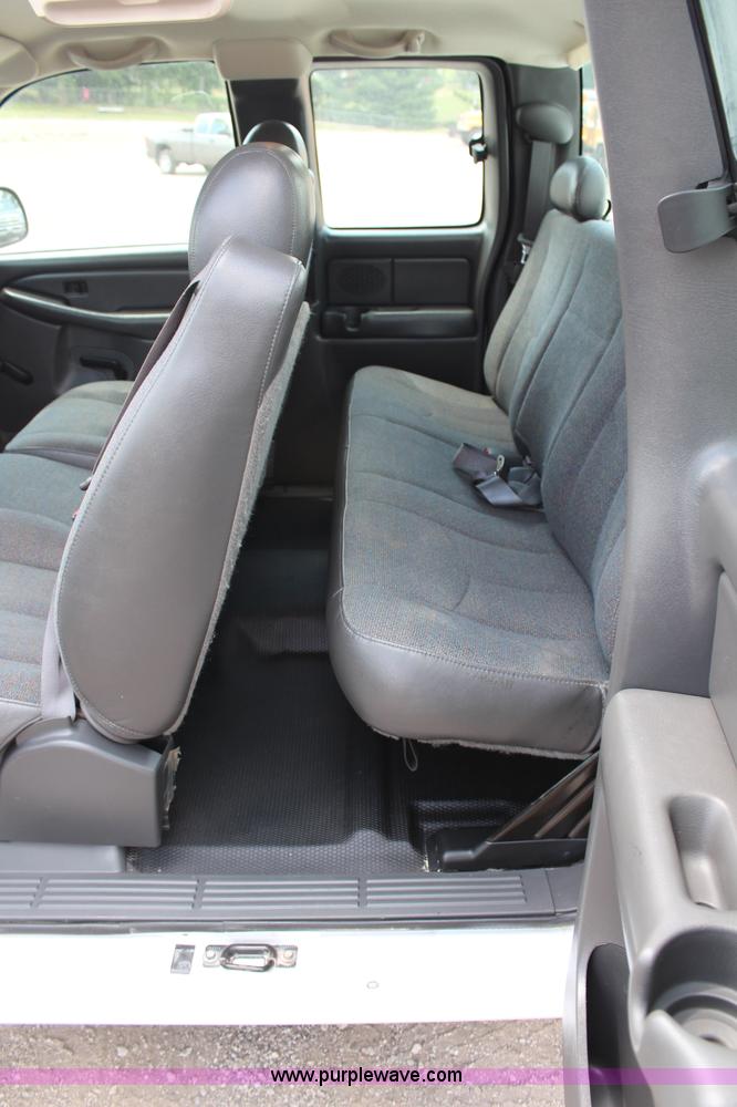 image for item G5311 2003 Chevrolet Silverado 1500 Extended Cab pickup truck