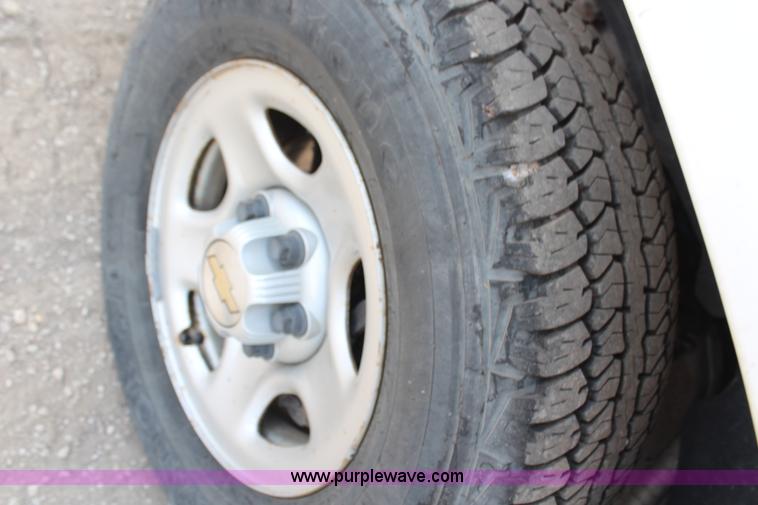 image for item G5311 2003 Chevrolet Silverado 1500 Extended Cab pickup truck