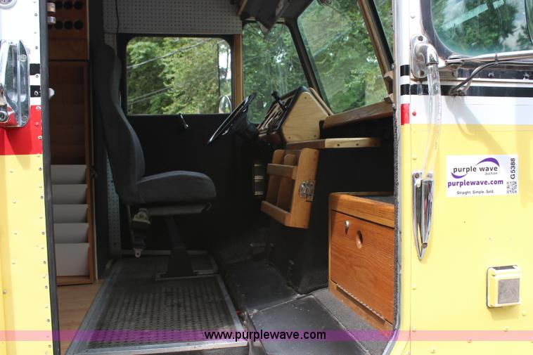 image for item G5388 1990 Grumman P30 step van