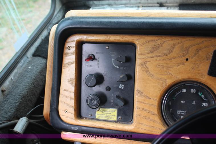 image for item G5388 1990 Grumman P30 step van