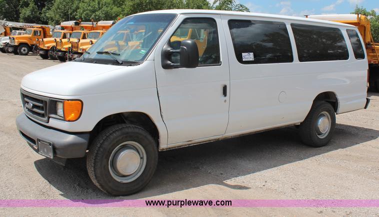 image for item G5392 2005 Ford E350 Extended van