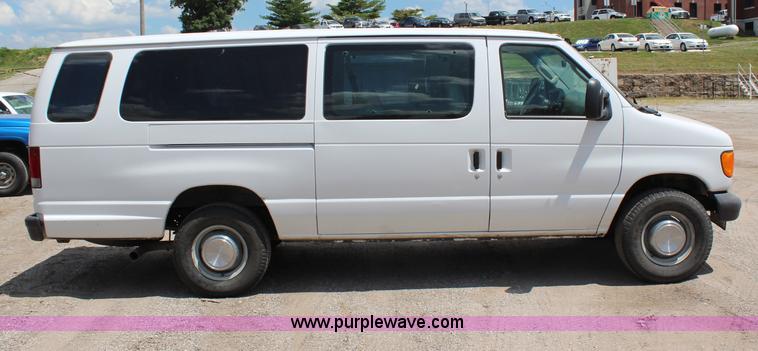 image for item G5392 2005 Ford E350 Extended van