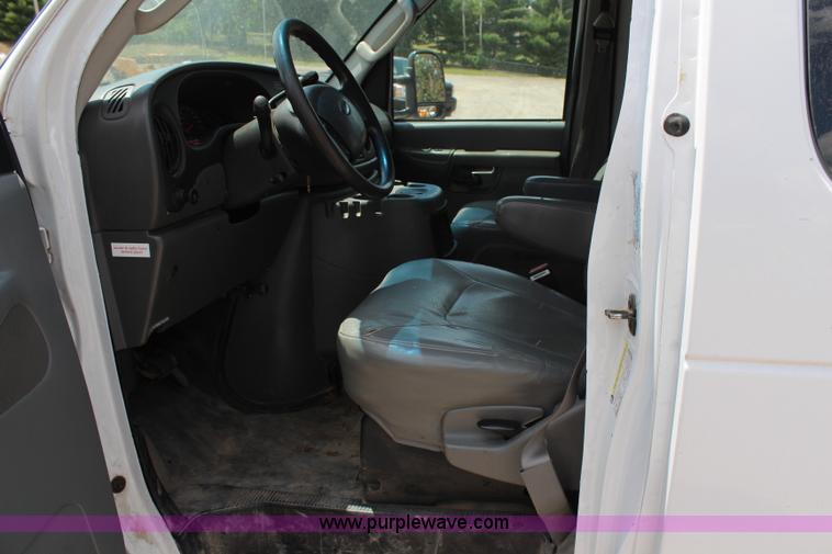 image for item G5392 2005 Ford E350 Extended van
