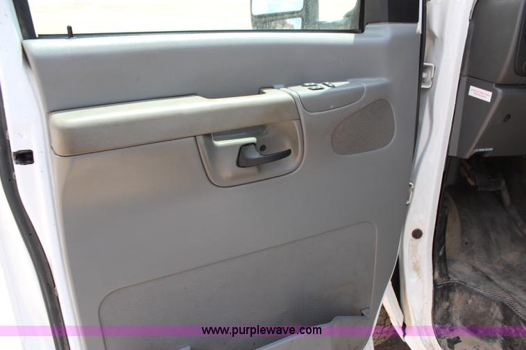 image for item G5392 2005 Ford E350 Extended van