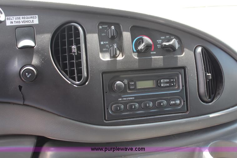 image for item G5392 2005 Ford E350 Extended van
