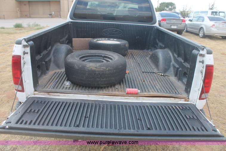 image for item G5766 2002 Ford F150 Lariat SuperCab pickup truck