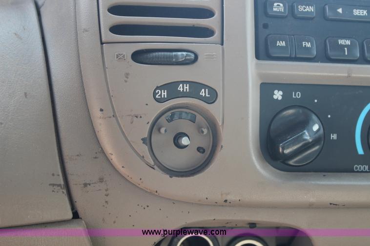 image for item G5766 2002 Ford F150 Lariat SuperCab pickup truck