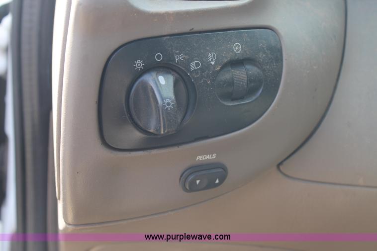 image for item G5766 2002 Ford F150 Lariat SuperCab pickup truck