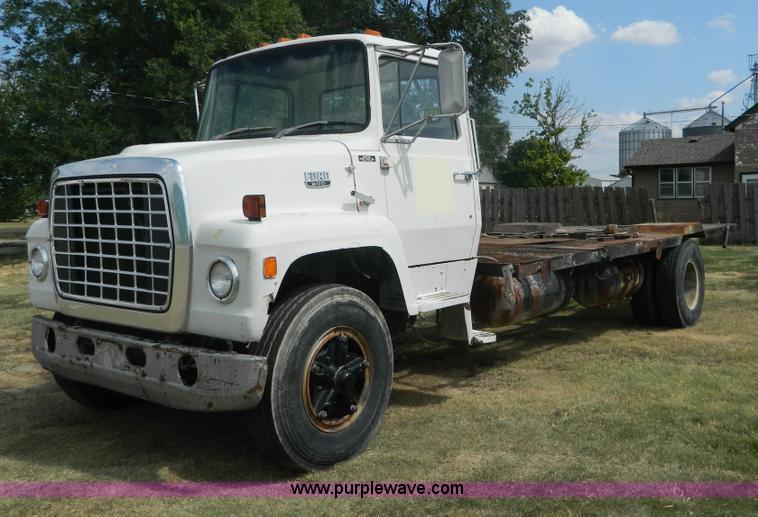 image for item G7769 1978 Ford F800 truck