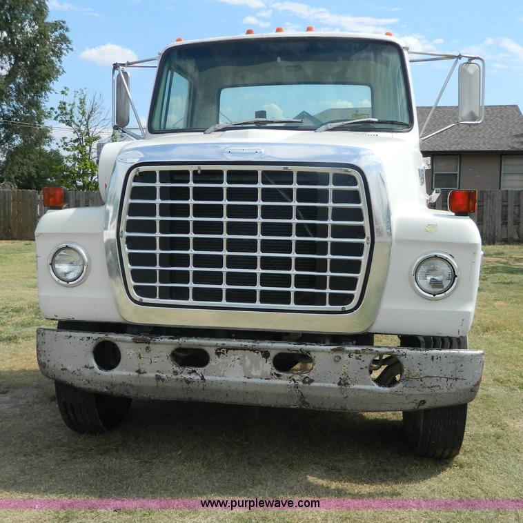 image for item G7769 1978 Ford F800 truck