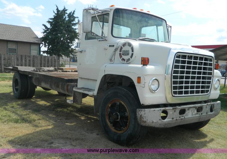 image for item G7769 1978 Ford F800 truck