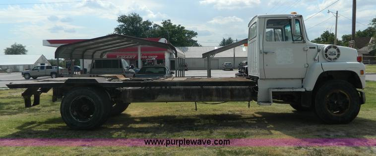 image for item G7769 1978 Ford F800 truck