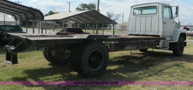 image for item G7769 1978 Ford F800 truck