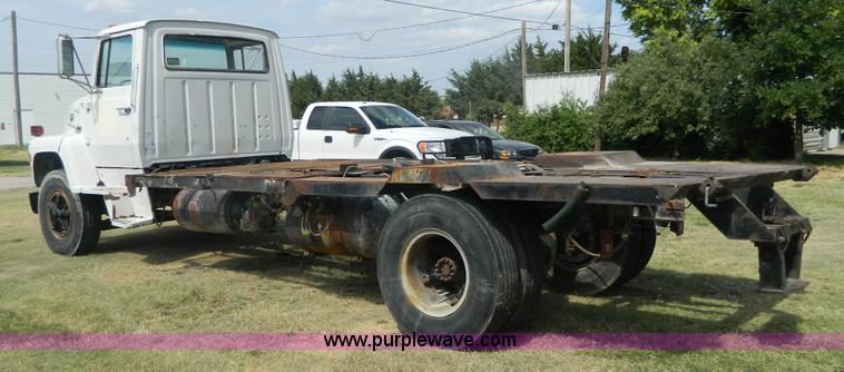 image for item G7769 1978 Ford F800 truck