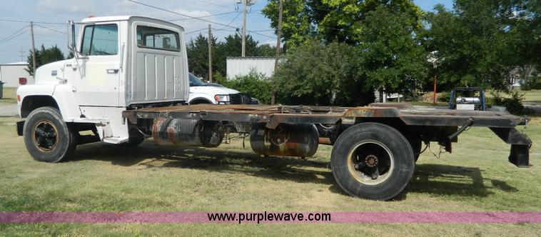 image for item G7769 1978 Ford F800 truck