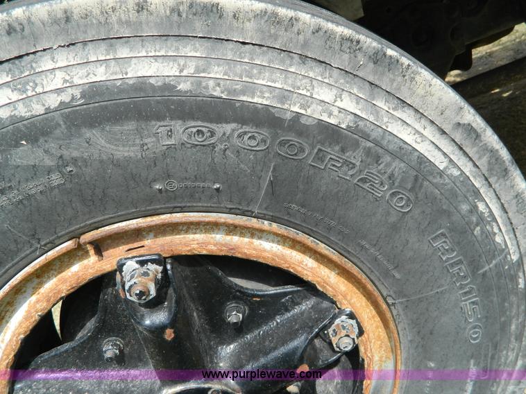 image for item G7769 1978 Ford F800 truck