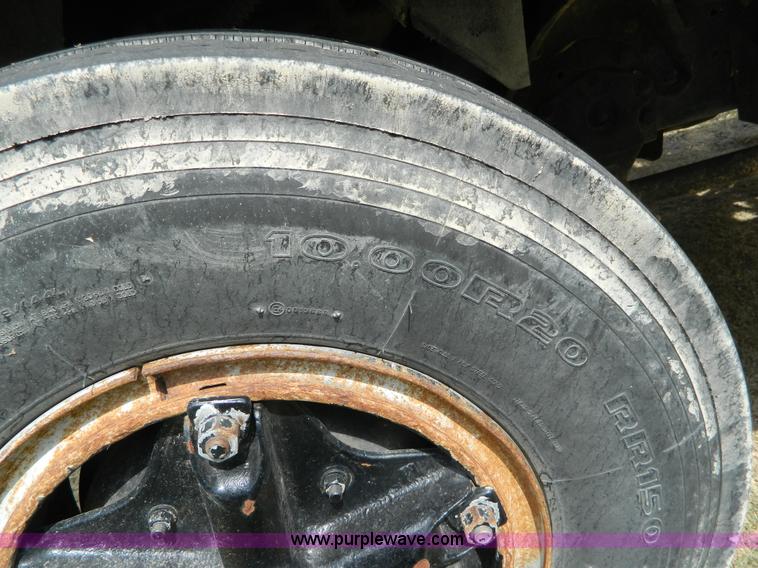 image for item G7769 1978 Ford F800 truck