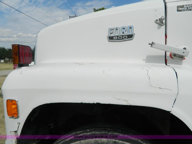 image for item G7769 1978 Ford F800 truck