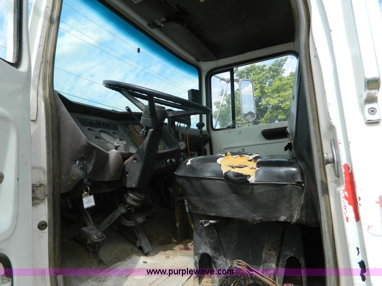 image for item G7769 1978 Ford F800 truck