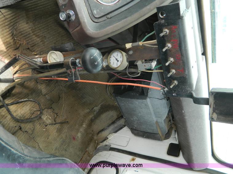 image for item G7769 1978 Ford F800 truck