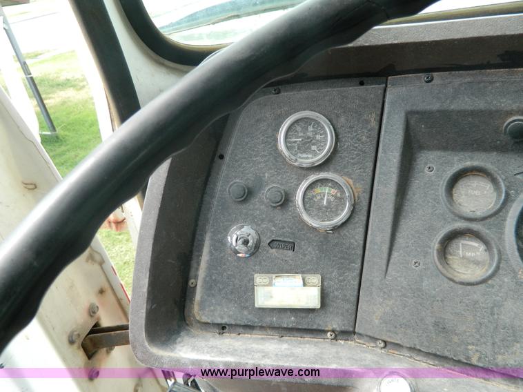 image for item G7769 1978 Ford F800 truck