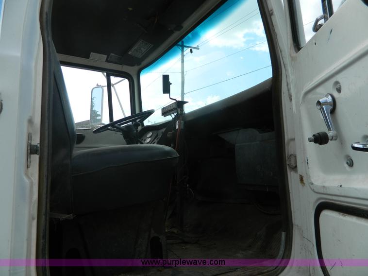 image for item G7769 1978 Ford F800 truck