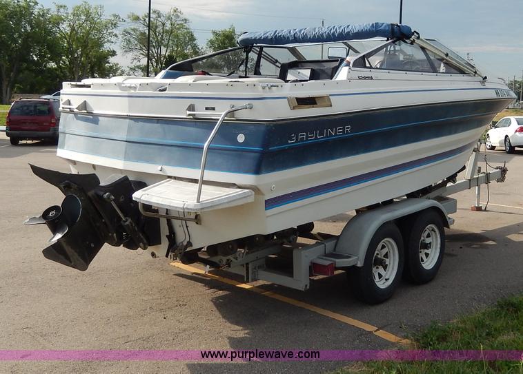 image for item H3018 1987 Bayliner 23'L boat