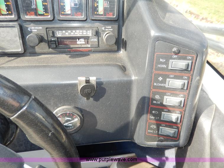 image for item H3018 1987 Bayliner 23'L boat