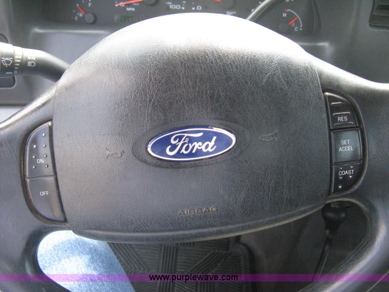 image for item H6484 2003 Ford F250 Super Duty XL SuperCab pickup truck