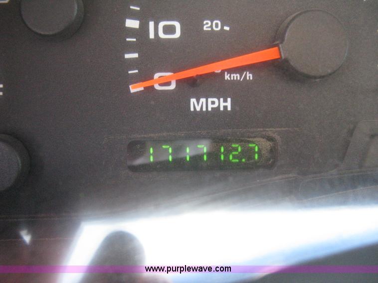 image for item H6484 2003 Ford F250 Super Duty XL SuperCab pickup truck