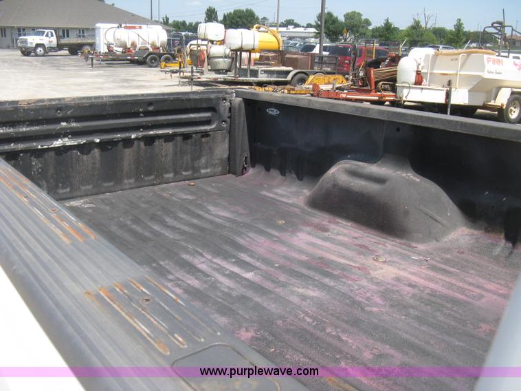 image for item H6484 2003 Ford F250 Super Duty XL SuperCab pickup truck