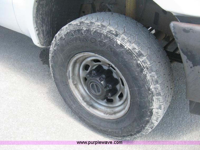 image for item H6484 2003 Ford F250 Super Duty XL SuperCab pickup truck