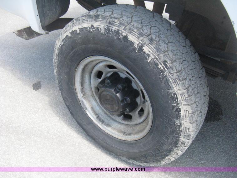 image for item H6484 2003 Ford F250 Super Duty XL SuperCab pickup truck