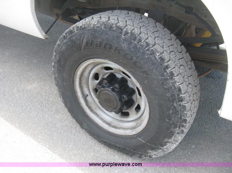 image for item H6484 2003 Ford F250 Super Duty XL SuperCab pickup truck