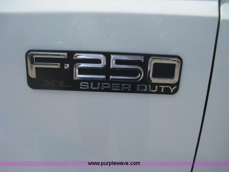 image for item H6484 2003 Ford F250 Super Duty XL SuperCab pickup truck