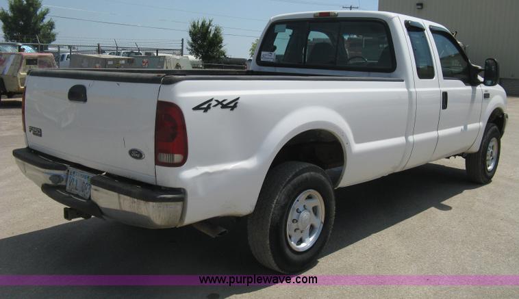 image for item H6485 2004 Ford F250 Super Duty XL SuperCab pickup truck