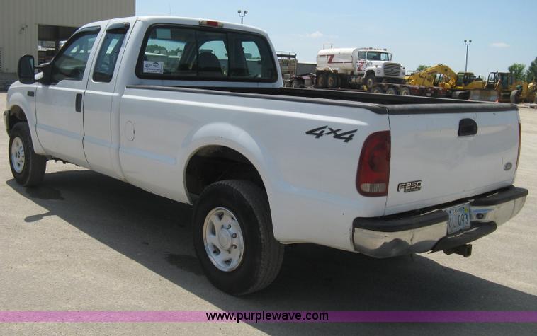 image for item H6485 2004 Ford F250 Super Duty XL SuperCab pickup truck
