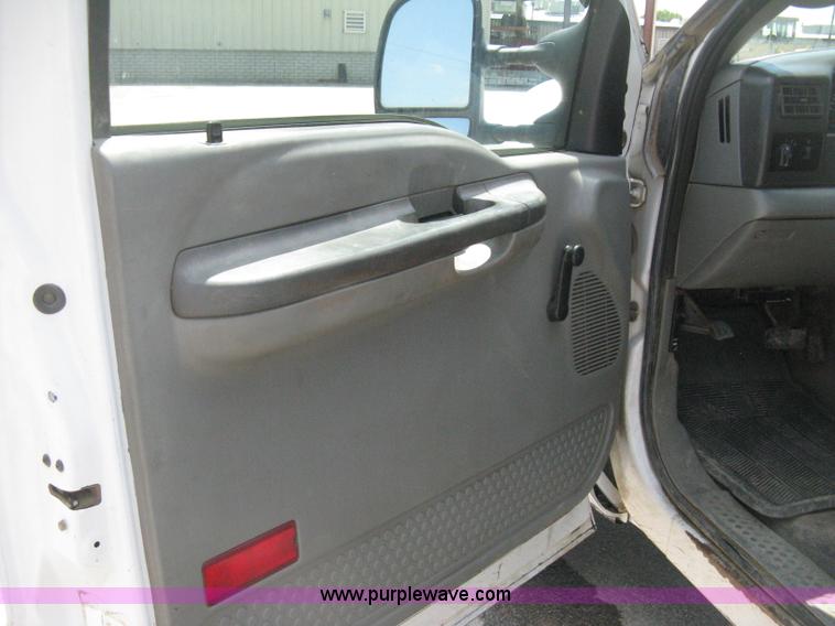 image for item H6485 2004 Ford F250 Super Duty XL SuperCab pickup truck