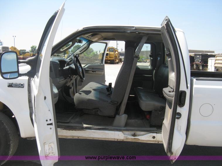 image for item H6485 2004 Ford F250 Super Duty XL SuperCab pickup truck