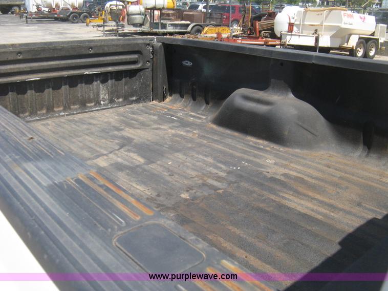 image for item H6485 2004 Ford F250 Super Duty XL SuperCab pickup truck